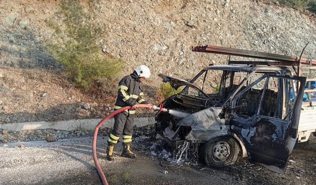Hatay'da yanan kamyonet, kullanılamaz hale geldi