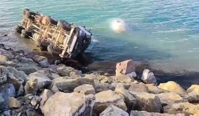 Hazar Gölü'ne uçan beton mikserinin şoförü kurtarıldı