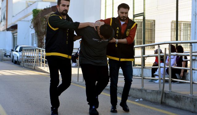 Husumetli olduğu komşusunu öldürdü, oğullarını yaraladı