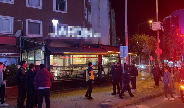 İkinci katın penceresinden kafenin tentesine düşüp yaralandı