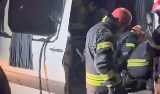 İşçileri taşıyan minibüs, TIR'a arkadan çarptı: 9 yaralı