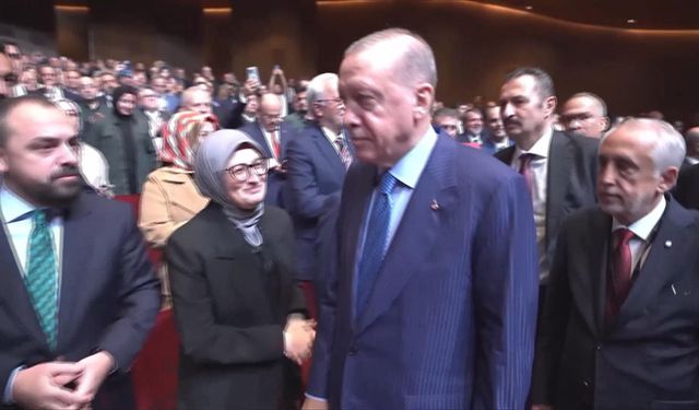 İstanbul - Cumhurbaşkanı Erdoğan İlim Yayma Ödülleri Töreni'nde konuşuyor -1