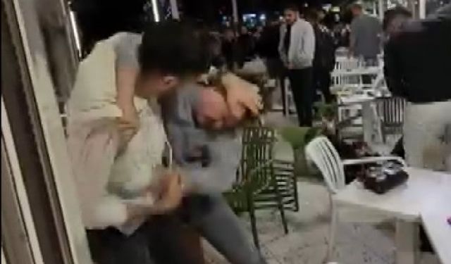 Kafede tekmeli-yumruklu kavga kamerada