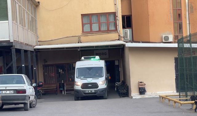 Kargo aracının altında kalan çocuk hayatını kaybetti; kaza kamerada