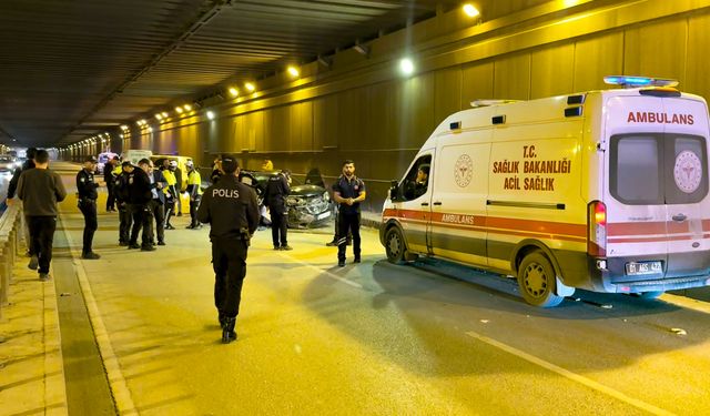 Karşı şeride geçen cip, kamyonet ile kafa kafaya çarpıştı; 2 ölü, 1 yaralı