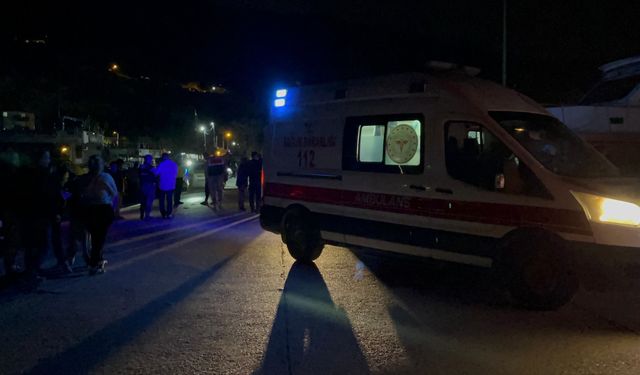 Kayalıklarda yürürken denize düşüp, ağır yaralandı