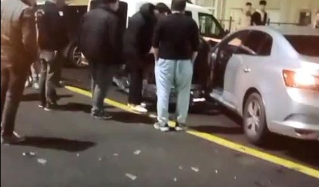 Kaza yapan oğluna kızan babayı çevredekiler sakinleştirdi