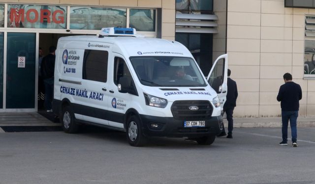 Kazada ölen Şükran Ela'nın cenazesini Almanya'dan gelen babası teslim aldı