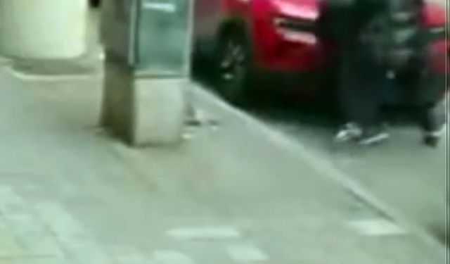 Kendisini evden çıkartan mülk sahibini darbetti; o anlar kamerada