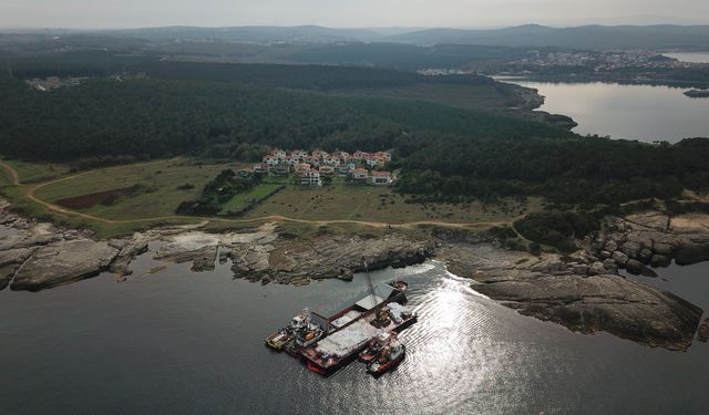 Kocaeli'de karaya oturan gemideki alçının tahliyesi için çalışma başlatıldı