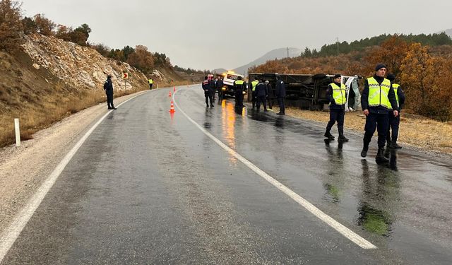 Konya'da okul servisi devrildi; 28'i öğrenci 29 yaralı