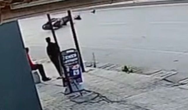 Köpeğe çarpmamak için motosikleti devirerek yaralandı; kaza anı kamerada