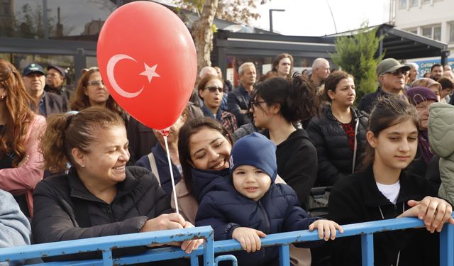 Kurtuluş gününde 'kek' izdihamı; çocuklar ezilme tehlikesi geçirdi/Ek fotoğraflar