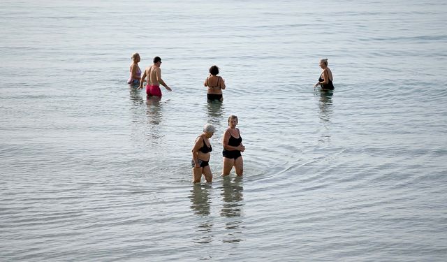Kuşadası'nda sahiller doldu; denize girdiler
