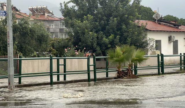 Marmaris'te sağanak ve kuvvetli rüzgar; yelkenli tekneler karaya vurdu