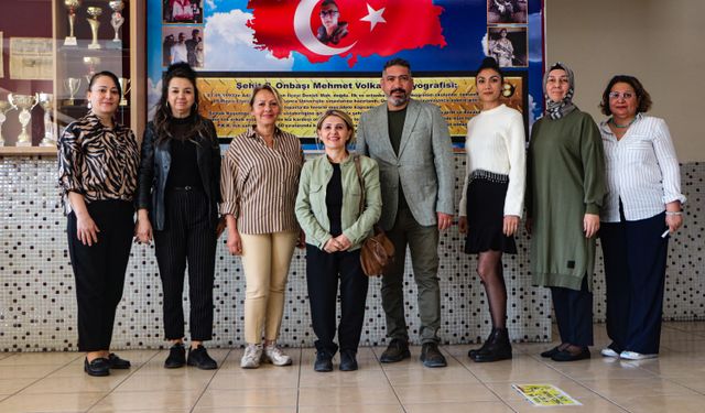 Meslekte 27'nci yılını dolduran Kader öğretmen: Vitrin camlarına bakıp, kendimi motive ederdim