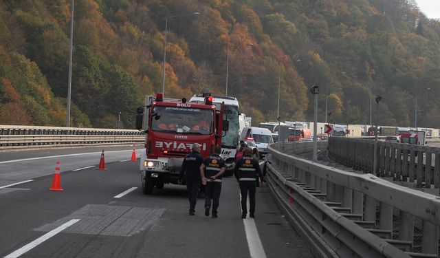 Minibüs, otoyolda TIR ile yolcu otobüsüne çarptı / Video eklendi