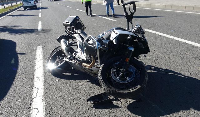 Motosiklet, kamyona çarptı; 1 polis yaralı