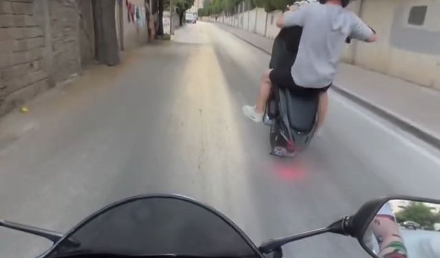 Motosikleti ile tek teker üzerinde giderken kaza yaptı; o anlar kamerada