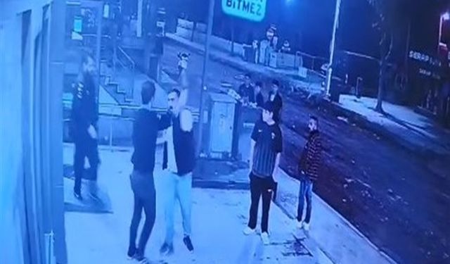 Oğlunu darbettiğini öne sürdüğü market çalışanını yumruklayıp tekmeledi (2)