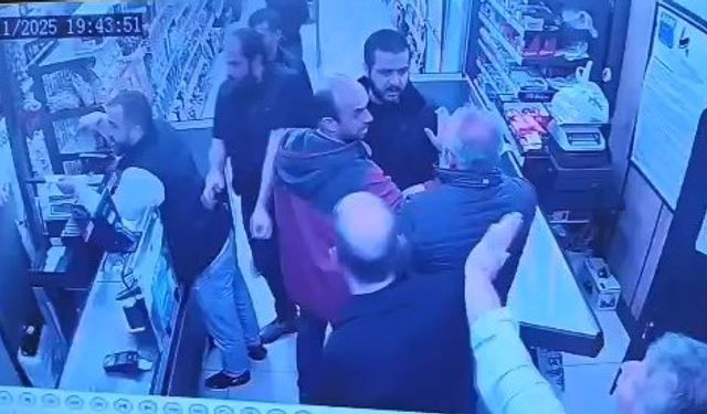 Oğlunu darbettiğini öne sürdüğü market çalışanını yumruklayıp tekmeledi