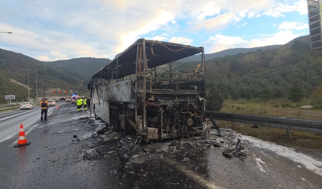 Ortaokul öğrencilerini taşıyan otobüs, alev topuna döndü
