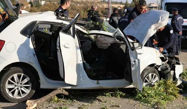 Otomobil, ağaca ve elektrik direğine çarptı: Anne ve bebeği öldü, 4 yaralı (2)