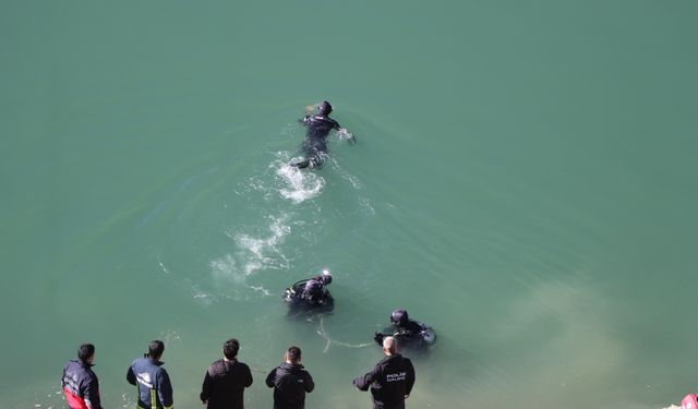 Otomobil baraj gölüne yuvarlandı; 2 kişi öldü, 1 kişi aranıyor (2)