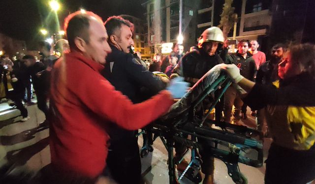 Otomobil elektrik direğine çarptı; 2 yaralı