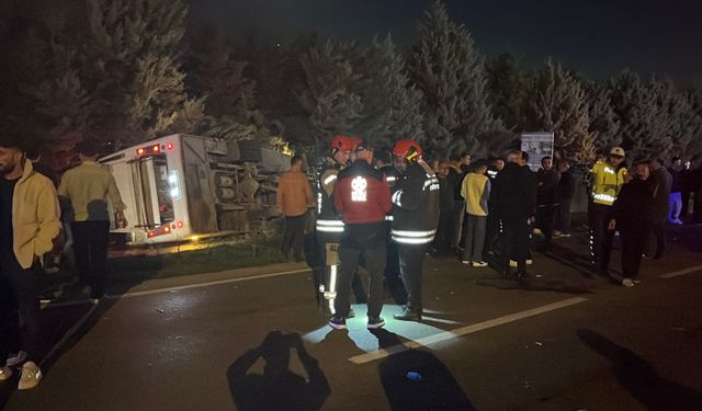 Otomobil ile çarpışan midibüs devrildi: 1'i ağır 8 yaralı