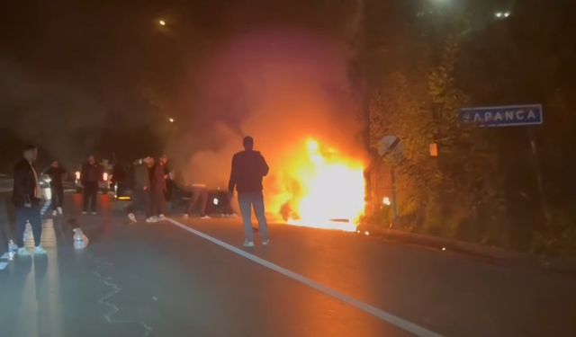 Otomobil ile çarpışan motosiklet yandı: 1'i ağır 2 yaralı