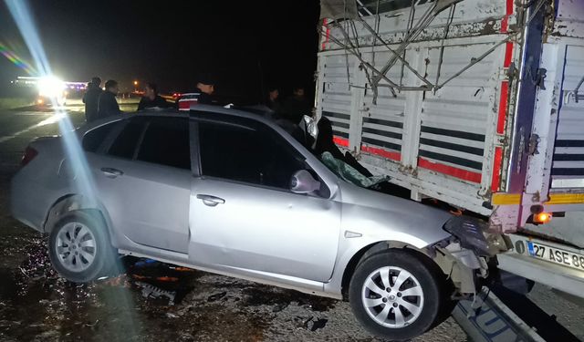 Otomobil, kamyona arkadan çarptı: 2 yaralı