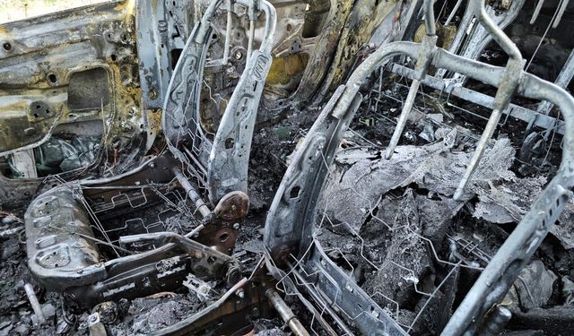 Otomobil, seyir sırasında alev aldı; sürücü son anda kurtuldu