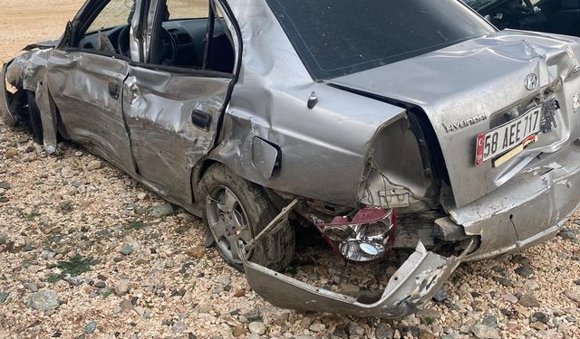 Otomobilin trafik levhasına çarpıp, takla attığı kaza kamerada