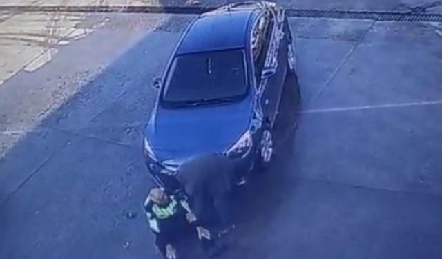 Otomobilin trafik polisine çarptığı kaza kamerada