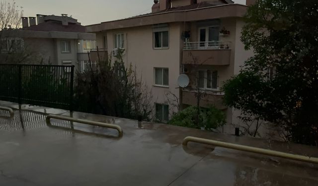 Otomobilini yanlışlıkla geri vitese alınca, 7 metre yükseklikten düştü; kaza anı kamerada