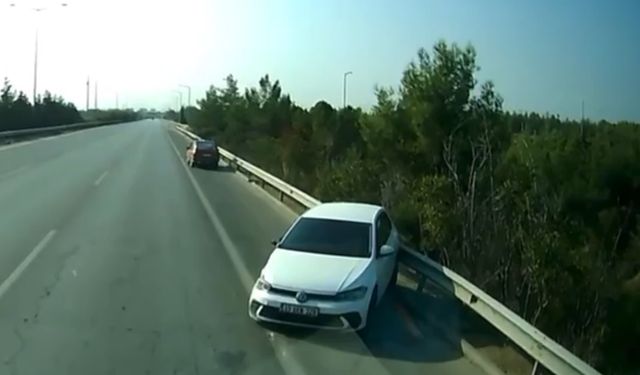 Otoyolda sol şeritte duraklayan otomobile, başka bir otomobil çarptı; kaza anı kamerada