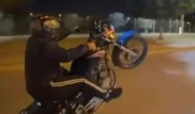 Plakasını kapattığı motosiklet ile tek teker üzerinde ilerleyen sürücünün ehliyeti iptal edildi