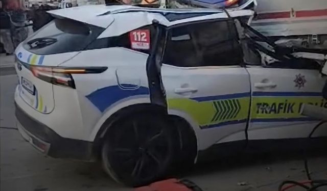 Polis aracı TIR'a çarptı: 1 şehit, 1 yaralı
