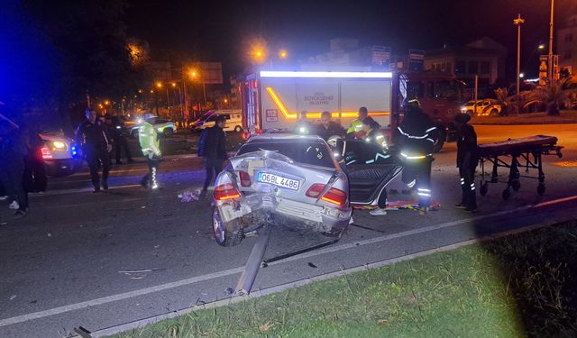 Polisten kaçarken otomobili ile kaza yaptı; 2 yaralı