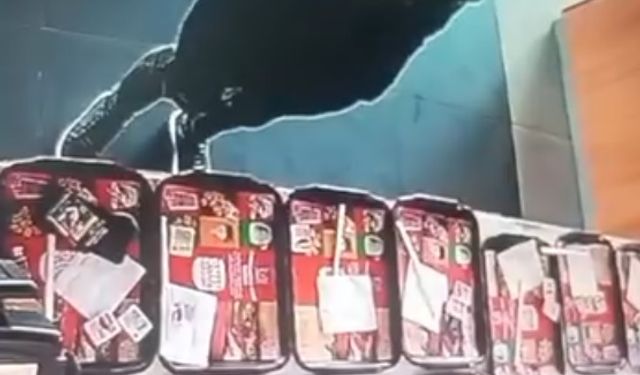 Restoranda yemek tepsisindeki cep telefonunu çaldı