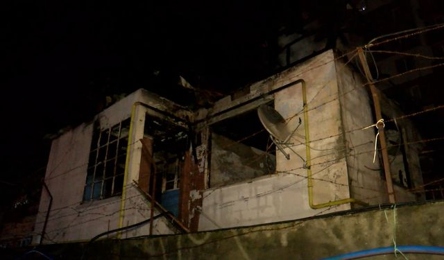 Rize'de 2 katlı evde çıkan yangın söndürüldü