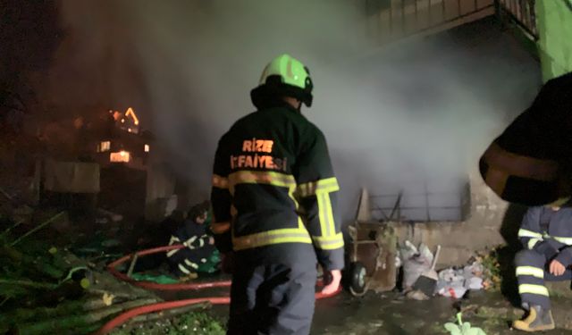 Rize'de 3 katlı binanın kömürlüğünde çıkan yangın söndürüldü