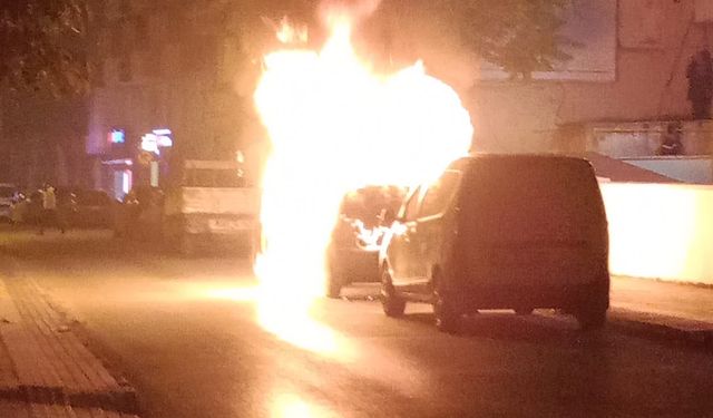 Samsun'da park halindeki otomobilde çıkan yangın korkuttu; o anlar kamerada