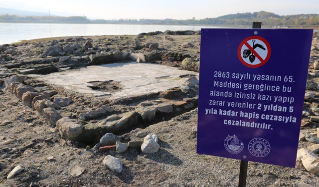Sapanca Gölü'nde sular çekilince tarihi yapı daha görünür oldu