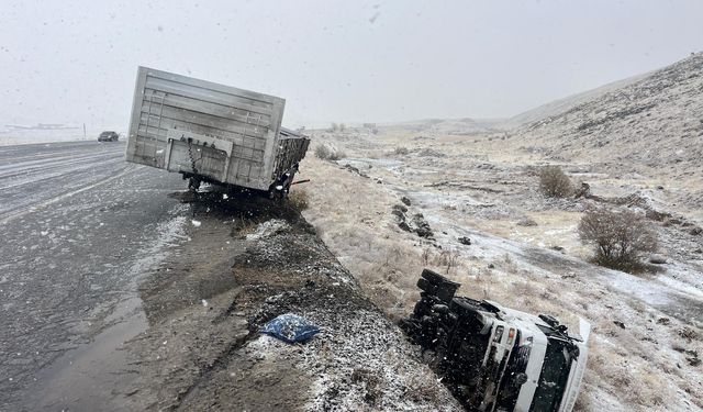 Şarampole devrilen TIR'ın şoförü yaralandı