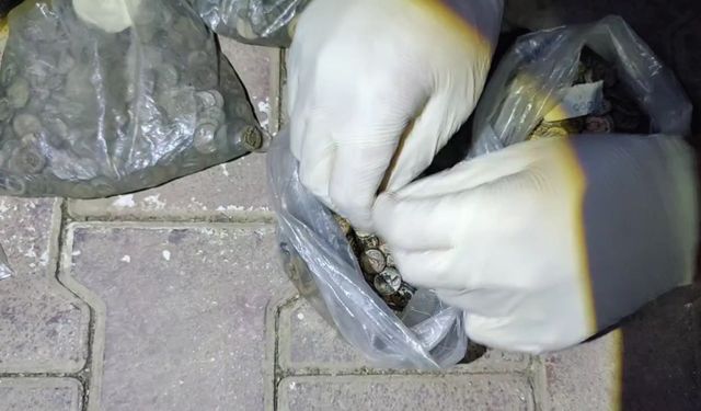 Satmaya çalıştıkları 4 bin 897 sikkeyle yakalanan 2 şüpheli yakalandı