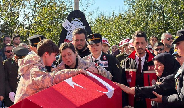 Şehit Astsubay Başçavuş Aykut'u, eşi ve oğlu parkasını giyerek son yolculuğuna uğurladı / Ek fotoğraflar