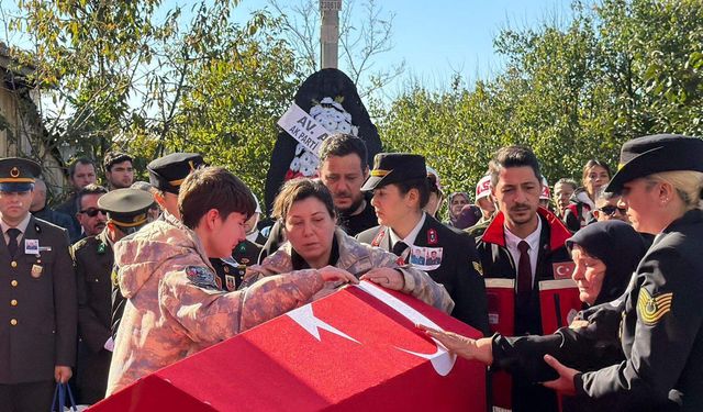 Şehit Astsubay Başçavuş Aykut'u, eşi ve oğlu parkasını giyerek son yolculuğuna uğurladı