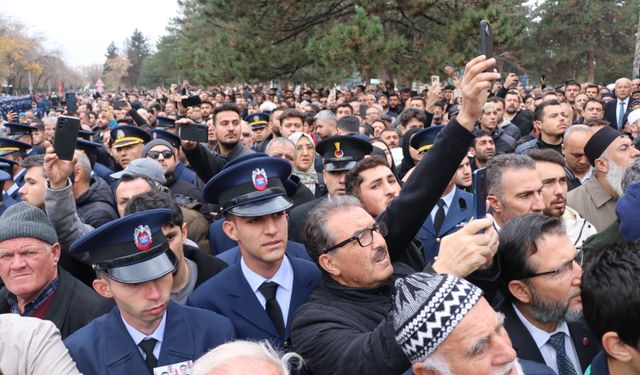 Şehit eşini, üniforması ile son yolculuğuna uğurladı